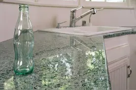 家有玻璃瓶不要丢了，打碎用作于橱柜台面，比定制更好看耐用图片