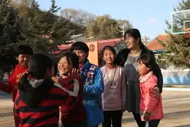 老师的作文评语个性鲜明，字迹中规中矩，严谨规范，网友盛赞图片