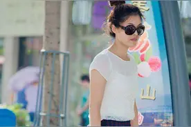 “你妈妈穿内裤出门”，年轻妈妈接4岁儿子放学，孩子被同学取笑图片