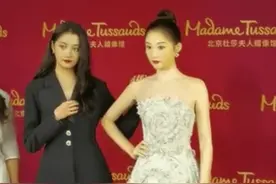 身材在线鲨人！关晓彤穿黑丝亮相蜡像揭幕，生图下长腿像开了特效图片