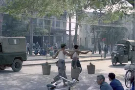 1979年深圳大街上有人挑大粪种菜，屋顶装鱼骨天线收看香港电视台图片