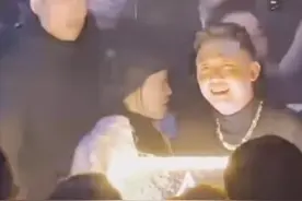 知名说唱男歌手带老婆去酒吧，女方还在哺乳期，身旁不见保安护驾图片