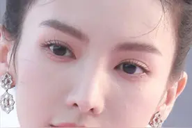 红色的裙子超级显白，上了年纪的女人穿更美，十分惹眼图片