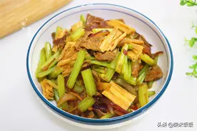又是一道家常菜，4种食材搭配，快炒几分钟上桌，鲜味十足图片