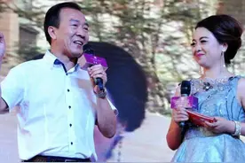 侯耀文，螳螂捕蝉，黄雀在后，小二十岁娇妻被戴志诚哄走图片