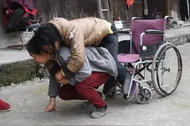夫妇俩真的"傻"？怕给女婿家添负担，把瘫痪的女儿接回家自己照顾图片