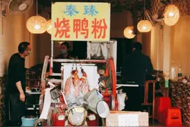 南宁排名第一的烧鸭粉，开门老板就不停地剁鸭子，半夜2点仍满座图片