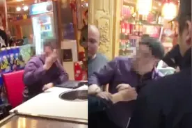湖北一官员酒后随地小便，遇阻大闹餐馆，官方：已行拘被撤职视频封面
