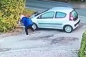 女子下车忘拉手刹 汽车“自行驾驶”撞倒自己视频封面