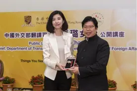 外交部女神张璐升职，因一句神仙翻译走红，年轻人应以此为榜样图片