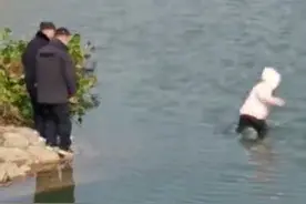 安徽跳河女孩在警察注视下溺亡，生前月考“考炸了”，目击者指警方救援不及时，最先下水救人的是群众图片