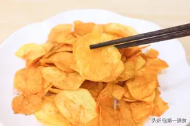 想吃薯片不用买，自己在家炸的一样嘎嘣脆，三个土豆炸一大锅图片