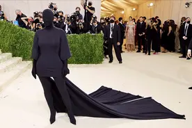 金卡戴珊全黑新造型闪耀Met Gala！头都蒙住了，看着像行走的蝙蝠图片