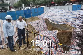 岳阳一处道路施工围而不建，拆图片