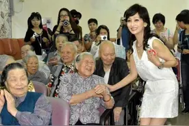 女性冻龄有秘诀：52岁与女儿同框，姐妹相称没有违和感图片