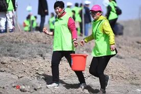 现场 | “绿马甲”植树播绿 汇聚绿色成长力量图片