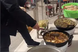 河南禹州：老少50人聚餐，主家只做了3菜1汤，“真会省钱”图片