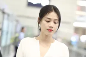 马思纯身穿红色半身裙，起到了很好的遮肉效果图片