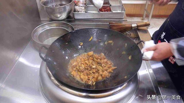 厨师长教你做家常炒鸡块，不焯水直接炒，鲜嫩入味，不柴不发硬