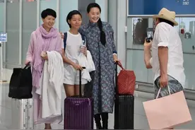 林依轮老婆穿“村花长袍”还挺好看，骨子里气质高级，倒是不显土图片