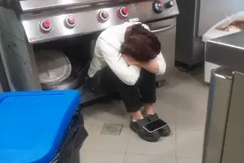 惨剧！中国留学生烧炭自杀！意餐馆一张照片看哭全网图片