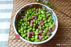 夏天毛豆别只会煮着吃，这样做鲜香开胃，一勺一大口，太下饭了图片