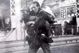 日本老照片: 日本兵背着中国老奶奶过马路, 为何引来谩骂?图片