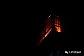 合肥凌晨一家四口被困，教科书式自救引消防点赞图片