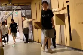 王思聪深夜聚餐两美女陪伴等位 上万潮鞋当拖鞋穿图片