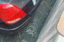 搞笑GIF：朋友借车，不知道给车吃了什么，回来就拉肚子图片