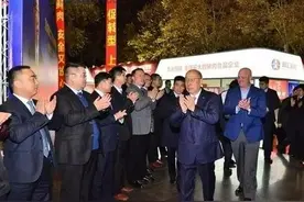 万氏父子之闹剧，会散场吗图片