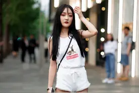路人街拍：清纯学妹玩性感，迷你短裙好撩人，路人都说身材真好图片