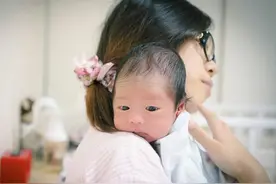 宝宝为啥迷上了拽头发、挠脸？孩子的小动作，是在向妈妈传递爱意图片