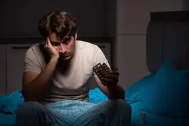 经常睡到半夜凌晨就醒来，很难再次入睡，身体或受4个危机影响图片