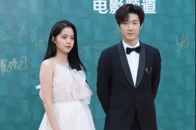 海南电影节红毯翻车，欧阳娜娜大肚子佟丽娅颜崩，黄觉蒙头上红毯图片