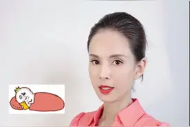 55岁李若彤晒近照，手臂骨头突出瘦到夸张，打扮粉嫩似少女图片