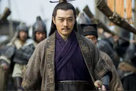 周瑜击败曹仁拿下江陵，是靠关羽吗？关羽只起到袭扰曹军的作用图片