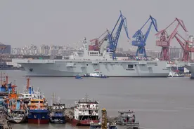 075二号舰在沪东船厂下水，巴西人：祝贺！中国又取得一伟大成就图片