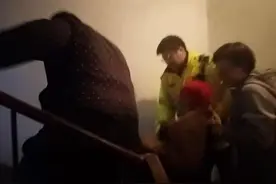 独居老人就医后回家上楼不便 大王庄警区交通辅警帮忙解难图片