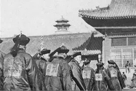 清朝官员的真实形象：百官上朝交头接耳，和珅的长相堪比四大美男图片