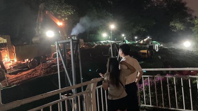 男孩能有多痴迷挖掘机？网友：你是在我家装了摄像头吗