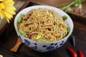 卤面不香，汤面麻烦，学会面条这做法，饭菜一锅出，冷热都好吃图片