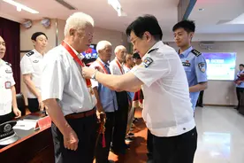 面对党旗，有一种力量在升腾图片