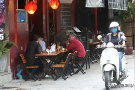 柬埔寨酒吧摇身一变成“餐厅”重新开业，网友：服气图片