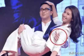 刘涛被王自健公主抱，满脸尽显无奈！有谁注意到这个“小动作”？图片