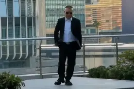 47岁郭德纲罕现身，增高鞋太厚似板砖，后脑勺胖出两层？图片