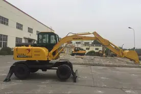 河南小伙开自家挖掘机拖被困车辆，收费50元，被指发灾难财图片