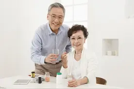 和老伴离婚后，曾经自信有3个男人抢着要的我，成了大笑话图片