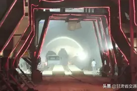 定临高速公路胡麻岭隧道全线贯通图片