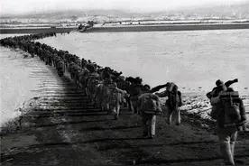 志愿军战力有多强悍？美军记者拍到一个坚守坑道被硬拖出的小战士图片